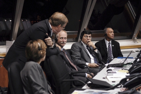 Her sitter flere av sjefene i NASA, deriblant NASAs nye administrator Charlie Bolden helt bakerst, i Launch Control Center i påvente av oppskytingen.