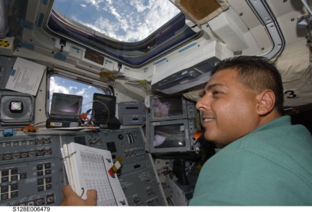Jose Hernandez på Discovery sitt flight deck, under inspeksjonene av varmeskjoldet med romfergens robotarm