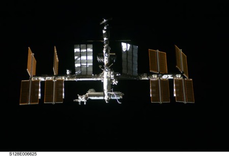 ISS sett fra Discovery, på vei til sammenkoblingen av de to fartøyene